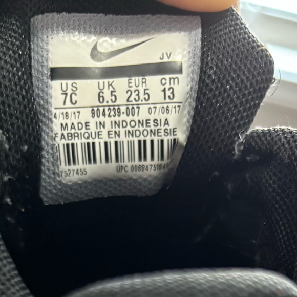 Kid Nike slip on sneakers in good conditon - Picture 4 of 6